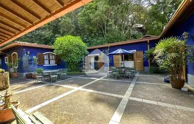 Imagem: A casa possui 4 Dormitórios, 4 Banheiros, 4 Vagas na garagem