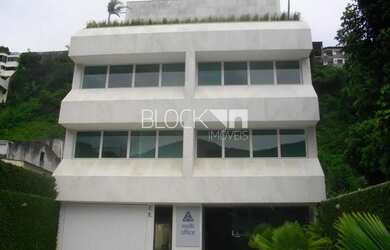 Imagem: O depósito possui 5 Vagas na garagem, 355m² de Área e está