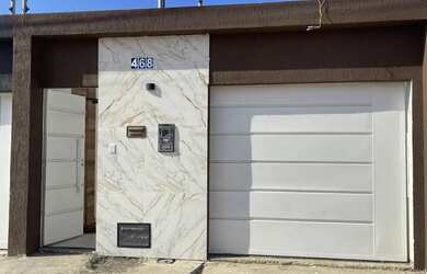 Imagem: A casa possui 3 Dormitórios, 2 Banheiros, 1 Vaga na garagem