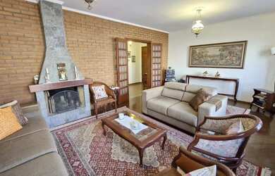 Imagem: A casa possui 4 Dormitórios, 5 Banheiros, 5 Vagas na garagem