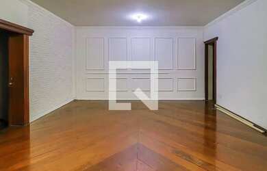 Imagem: A casa possui 4 Dormitórios, 2 Banheiros, 1 Vaga na garagem