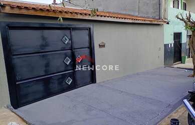 Imagem: A casa possui 3 Dormitórios, 1 Banheiro, 2 Vagas na garagem