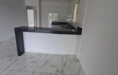 Imagem: A casa possui 3 Dormitórios, 4 Banheiros, 2 Vagas na garagem