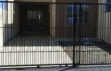 Imagem: A casa possui 2 Dormitórios, 1 Banheiro, 2 Vagas na garagem