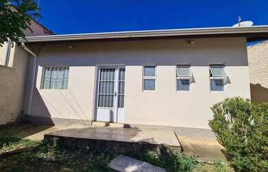 Imagem: A casa possui 2 Dormitórios, 1 Banheiro, 2 Vagas na garagem