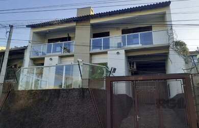 Imagem: A casa possui 3 Dormitórios, 3 Banheiros, 4 Vagas na garagem