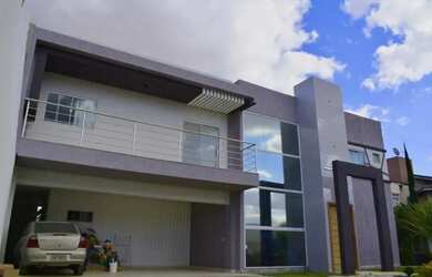 Imagem: A casa possui 3 Dormitórios, 3 Banheiros, 5 Vagas na garagem