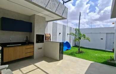 Imagem: A casa possui 3 Dormitórios, 2 Banheiros, 2 Vagas na garagem