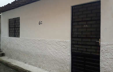 Imagem: A casa possui 2 Dormitórios e 1 Banheiro e está localizado