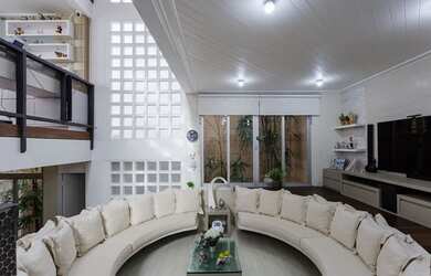 Imagem: A casa possui 3 Dormitórios, 5 Banheiros, 4 Vagas na garagem