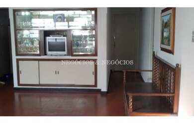 Imagem: A casa possui 5 Dormitórios, 2 Banheiros, 1 Vaga na garagem