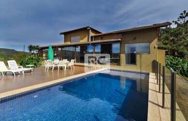 Imagem: A casa em condomínio possui 5 Dormitórios, 5 Banheiros, 5