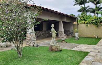 Imagem: A casa possui 4 Dormitórios, 5 Banheiros, 2 Vagas na garagem