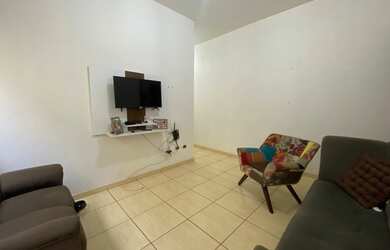 Imagem: A casa possui 2 Dormitórios, 2 Banheiros, 1 Vaga na garagem