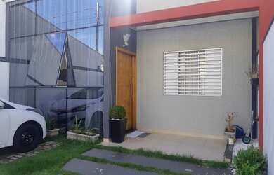 Imagem: A casa possui 2 Dormitórios, 1 Banheiro, 2 Vagas na garagem