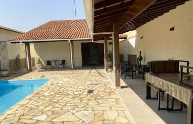 Imagem: A casa possui 3 Dormitórios, 3 Banheiros, 3 Vagas na garagem