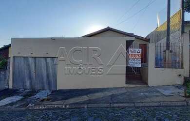 Imagem: A casa possui 3 Dormitórios, 1 Banheiro, 1 Vaga na garagem