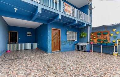 Imagem: A casa possui 3 Dormitórios, 3 Banheiros, 4 Vagas na garagem