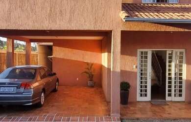 Imagem: A casa possui 4 Dormitórios, 3 Banheiros, 4 Vagas na garagem