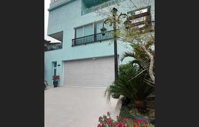 Imagem: A casa em condomínio possui 4 Dormitórios, 2 Banheiros, 5