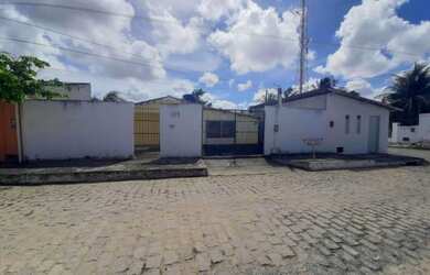 Imagem: A casa possui 3 Dormitórios, 1 Banheiro, 1 Vaga na garagem