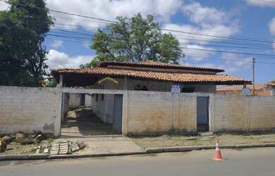 Imagem: A casa possui 3 Dormitórios, 1 Banheiro, 1 Vaga na garagem