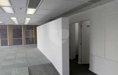 Imagem: O depósito possui 4 Vagas na garagem e 167m² de Área e está