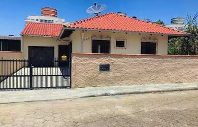 Imagem: A casa possui 5 Dormitórios, 4 Banheiros, 1 Vaga na garagem