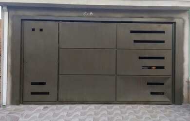 Imagem: A casa possui 2 Dormitórios, 1 Banheiro e 2 Vagas na garagem