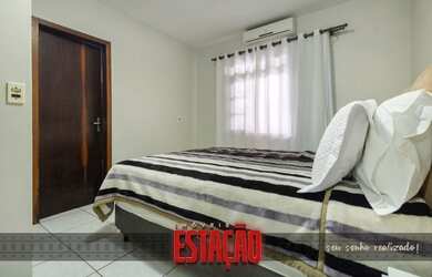 Imagem: A casa possui 5 Dormitórios, 2 Banheiros, 3 Vagas na garagem