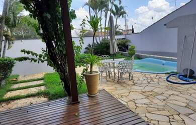 Imagem: A casa possui 3 Dormitórios, 3 Banheiros, 5 Vagas na garagem