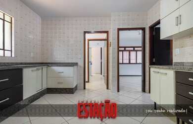 Imagem: A casa possui 3 Dormitórios, 1 Banheiro, 1 Vaga na garagem