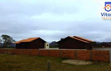 Imagem 15: Duas casas recém construídas localizada em Imbituba, situada no bairro...
