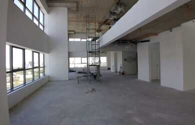 Imagem: O depósito possui 4 Vagas na garagem e 203m² de Área e está