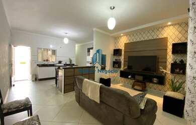 Imagem: A casa possui 2 Dormitórios, 2 Banheiros, 2 Vagas na garagem