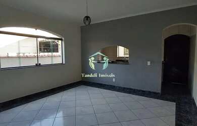 Imagem: A casa possui 3 Dormitórios, 3 Banheiros, 4 Vagas na garagem