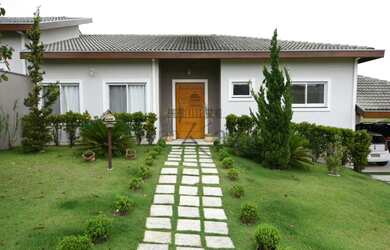 Imagem: A casa possui 4 Dormitórios, 3 Banheiros, 3 Vagas na garagem