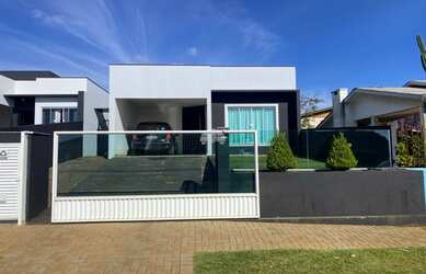 Imagem: A casa possui 3 Dormitórios, 1 Banheiro, 2 Vagas na garagem