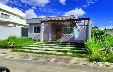 Imagem: A casa possui 3 Dormitórios, 2 Banheiros, 3 Vagas na garagem