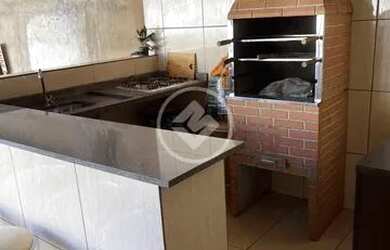 Imagem: A casa possui 2 Dormitórios, 1 Banheiro, 2 Vagas na garagem