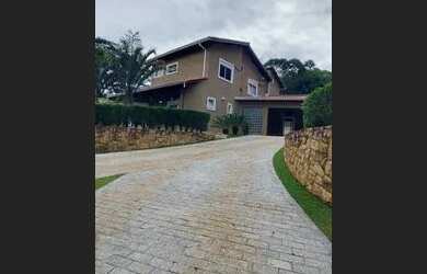 Imagem: A casa em condomínio possui 5 Dormitórios, 5 Banheiros, 600m²