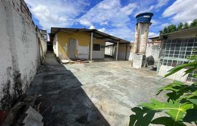 Imagem: A casa possui 3 Dormitórios, 2 Banheiros, 4 Vagas na garagem