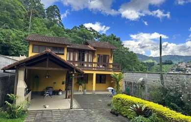 Imagem: A casa possui 4 Dormitórios, 3 Banheiros, 5 Vagas na garagem