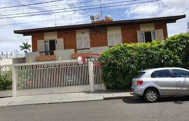 Imagem: A casa possui 4 Dormitórios, 4 Banheiros, 2 Vagas na garagem