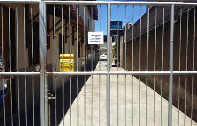 Imagem: A casa possui 1 Dormitório, 1 Banheiro, 1 Vaga na garagem