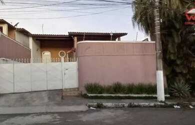 Imagem: A casa possui 3 Dormitórios, 3 Banheiros, 3 Vagas na garagem