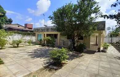 Imagem: A casa possui 4 Dormitórios, 3 Banheiros e 3 Vagas na garagem