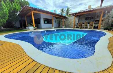 Imagem: A casa possui 4 Dormitórios, 5 Banheiros, 4 Vagas na garagem