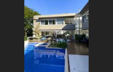 Imagem: A casa em condomínio possui 4 Dormitórios, 5 Banheiros, 4