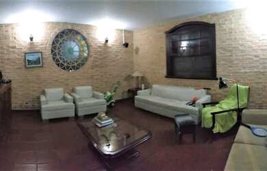 Imagem: A casa possui 4 Dormitórios, 3 Banheiros, 4 Vagas na garagem